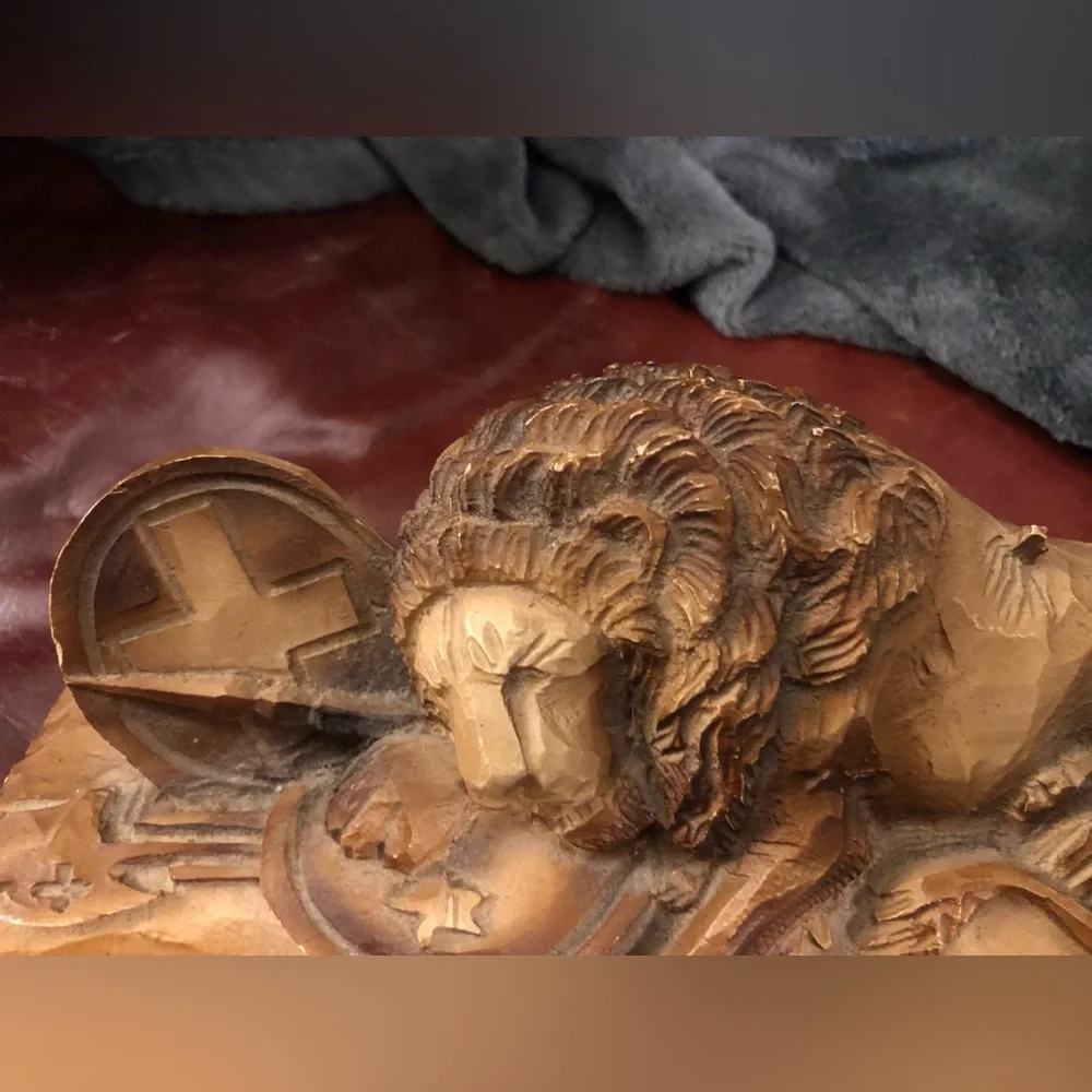 Lion of Lucerne Hand Carved Wood 8" - Picture 5 of 7